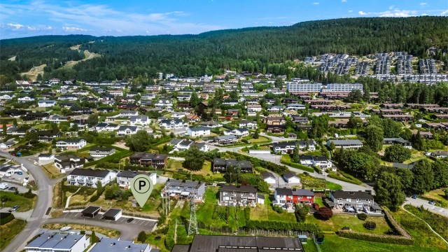 Denne eiendommen (og flere) har bruksrett til 10 parkeringsplasser på gnr. 117, bnr. 398. Parkeringsplassen ligger mellom Peter Kolstads vei og Bolstadhagen.