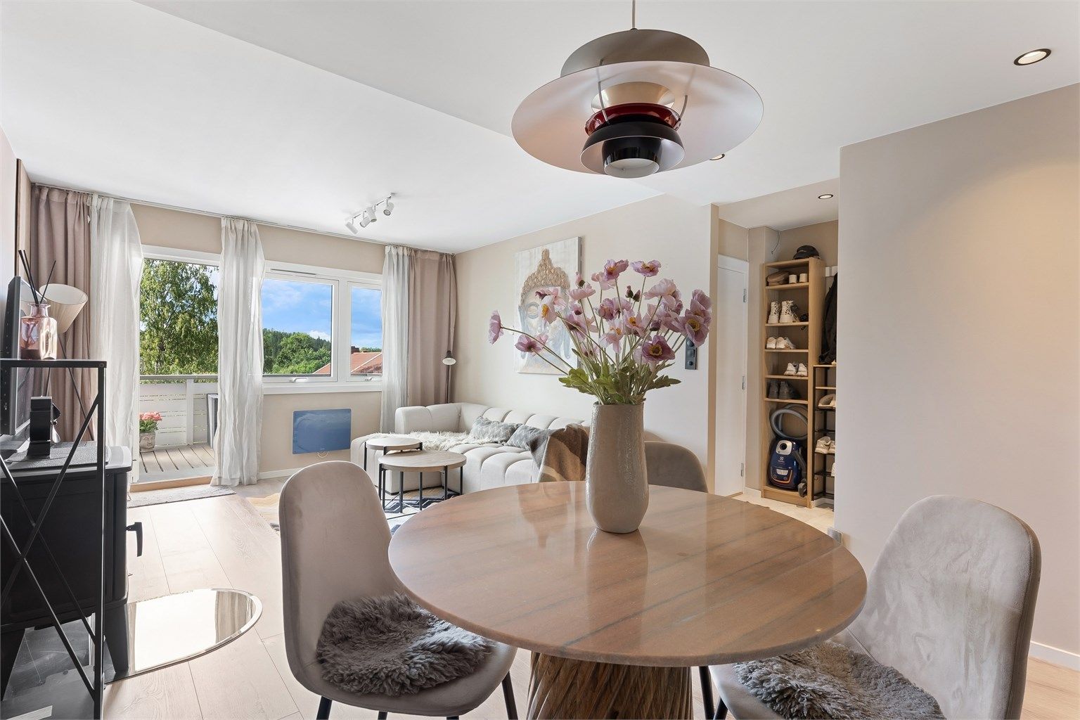 God plass til spisebord i stuen