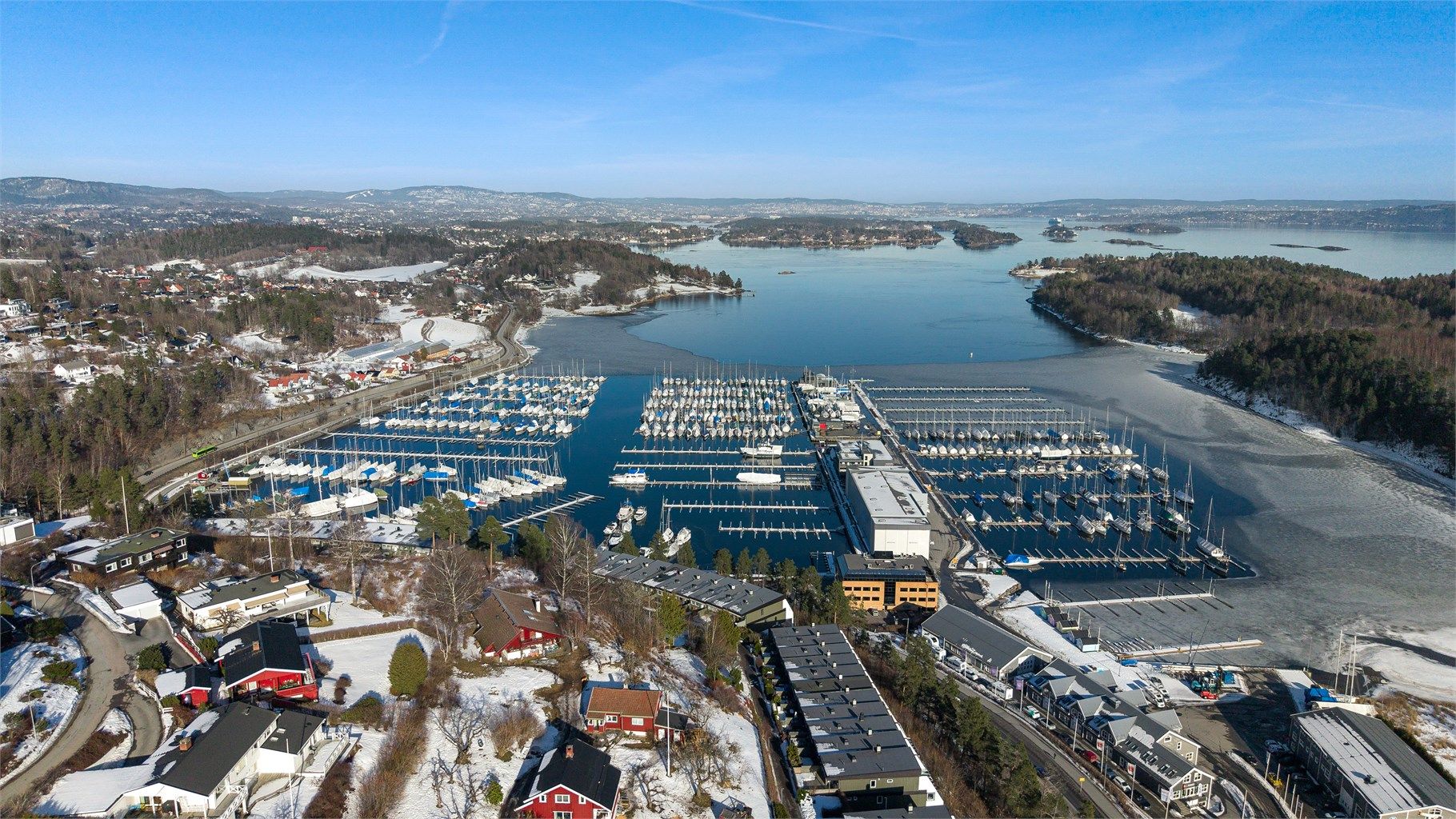 Asker sentrum ligger ca. 3 km fra boligen. Her finner du et rikt utvalg av spennende butikker, restauranter og kafeer. Kulturhus med kino, bibliotek, variert konserttilbud, samt flere koselige kafeer og spisesteder.