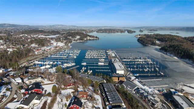 Asker sentrum ligger ca. 3 km fra boligen. Her finner du et rikt utvalg av spennende butikker, restauranter og kafeer. Kulturhus med kino, bibliotek, variert konserttilbud, samt flere koselige kafeer og spisesteder.