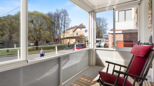 innglasset balkong mot Vallefaret