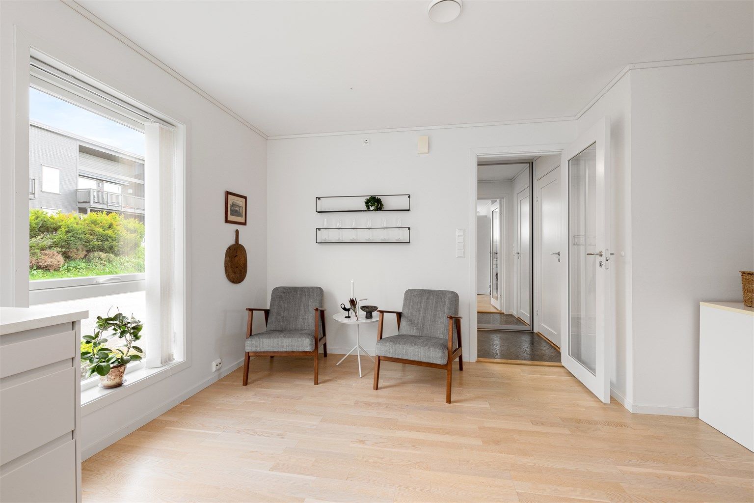 Fra kjøkken mot gang med profilert dør med glassfelt.