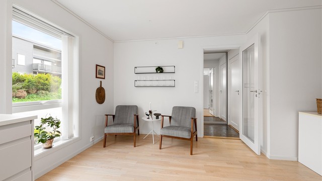 Fra kjøkken mot gang med profilert dør med glassfelt.