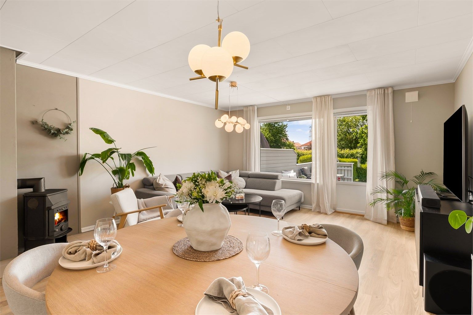 Lys og hyggelig stue med god plass til både sofagruppe og spiseplass.