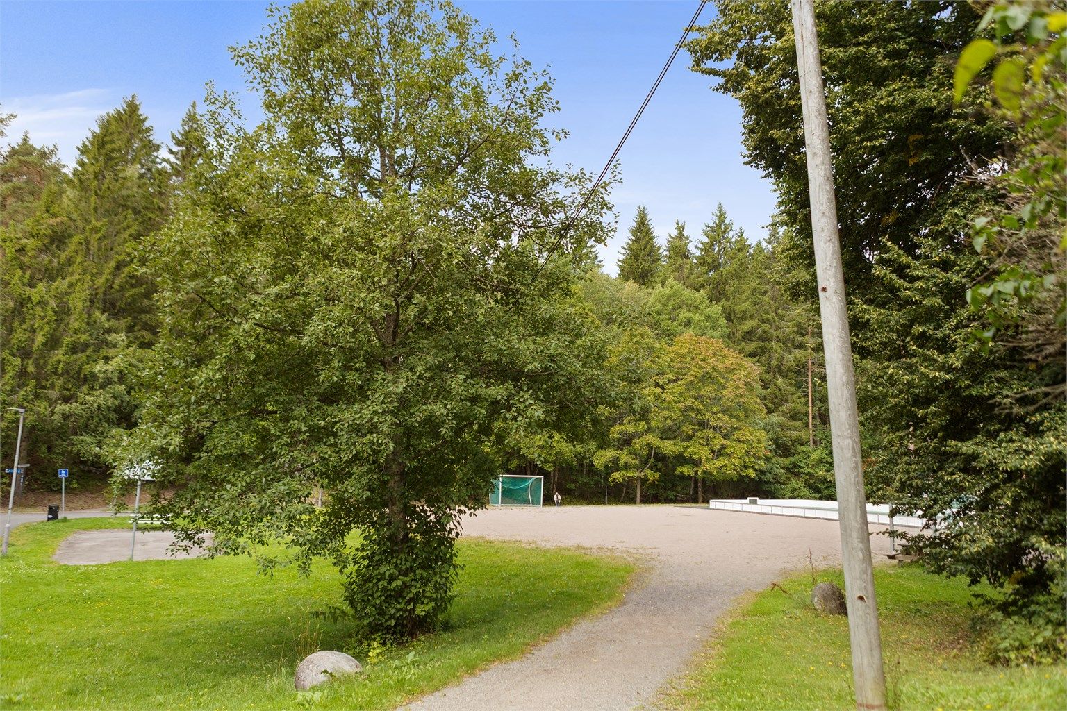Med skogen like ved er veien kort til turstier og lysløyper for små og store turer gjennom hele året.
