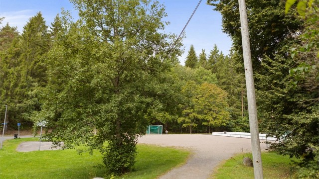 Med skogen like ved er veien kort til turstier og lysløyper for små og store turer gjennom hele året.