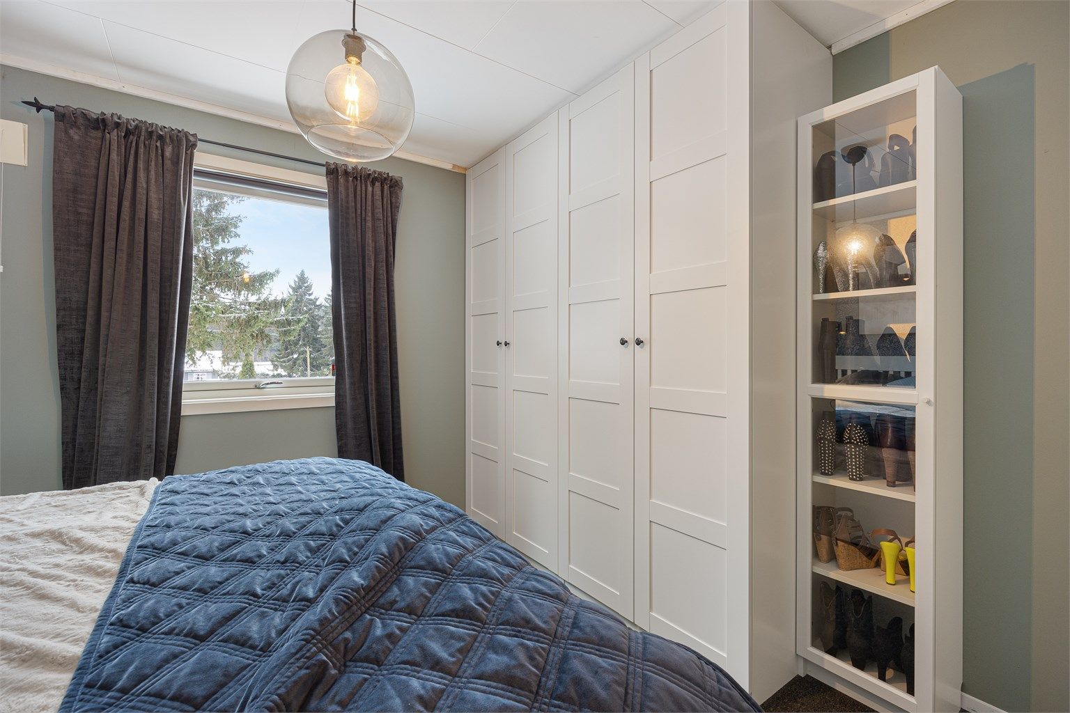 Rommet har god plass til en stor garderobeløsning for effektiv oppbevaring.