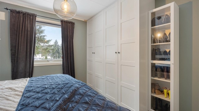 Rommet har god plass til en stor garderobeløsning for effektiv oppbevaring.