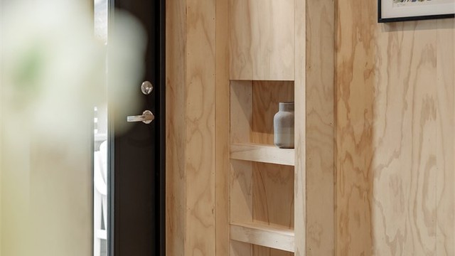 Ny ytterdør med glassfelt ble montert i 2021/2022. Moderne, innbydende materialvalg.
