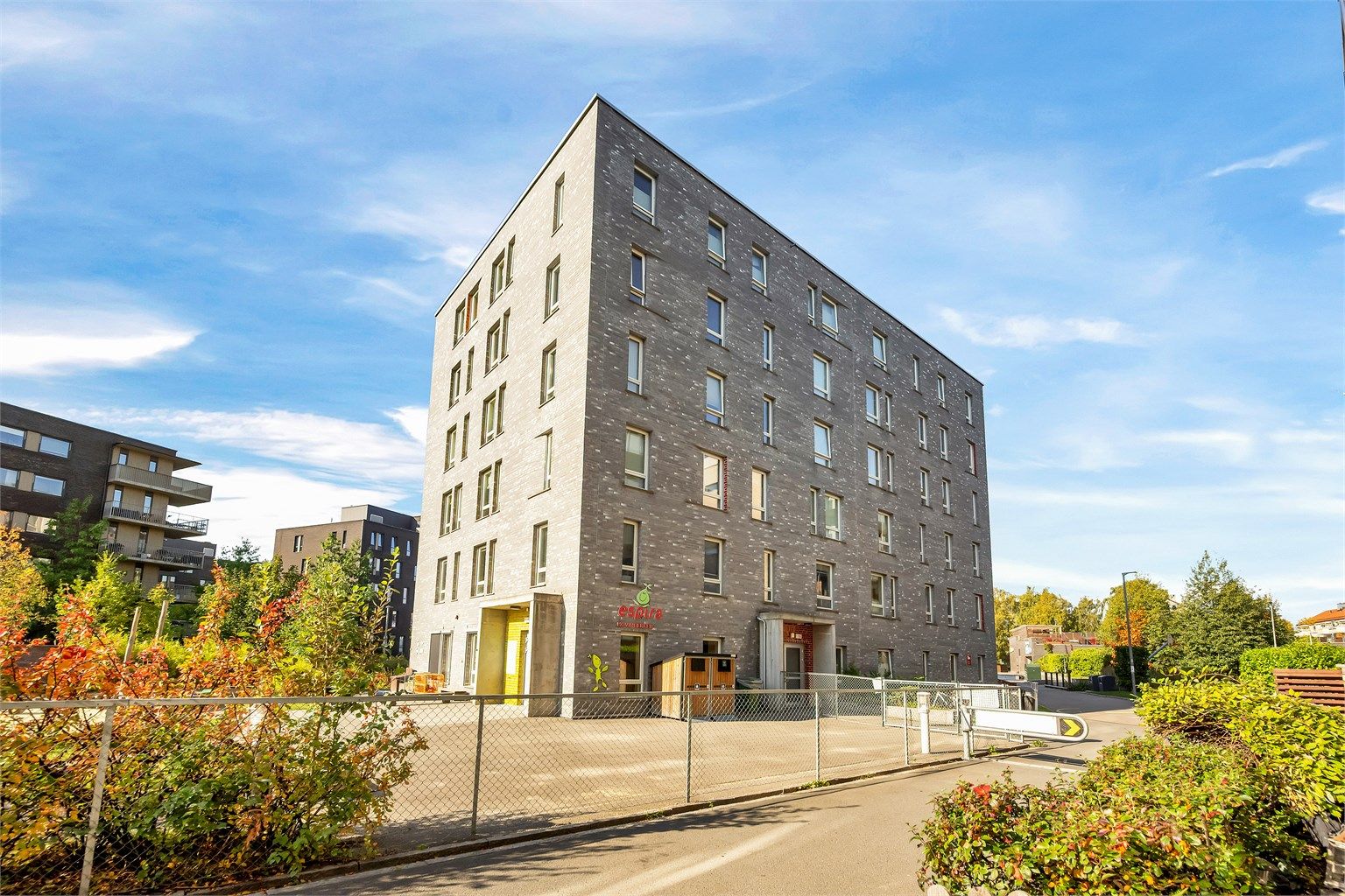 Moderne boligbygg fra 2013 med teglfasade og barnehage etablert i første etasje.