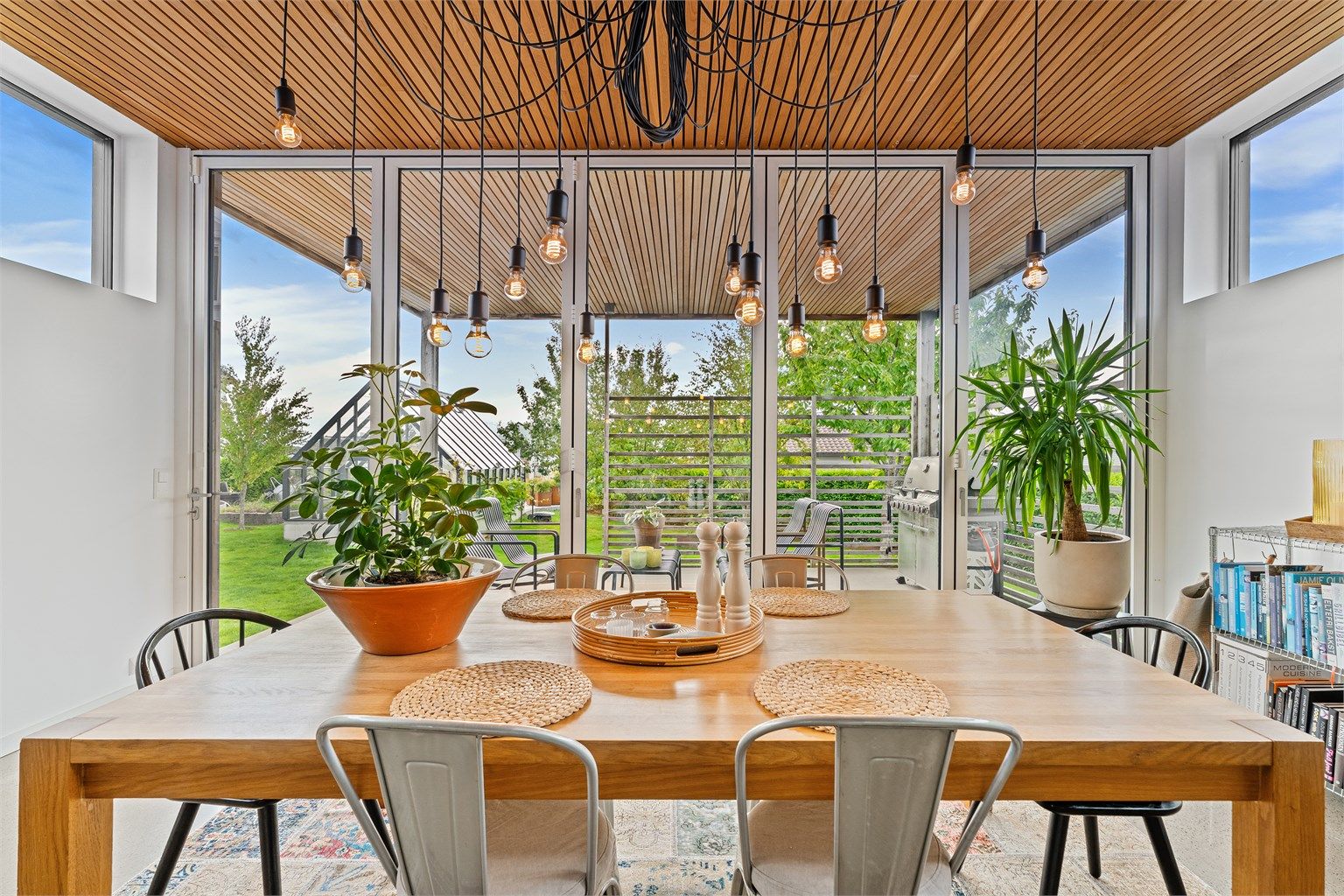 Hyggelig spisestueplass med skyvedører ut på terrassen.