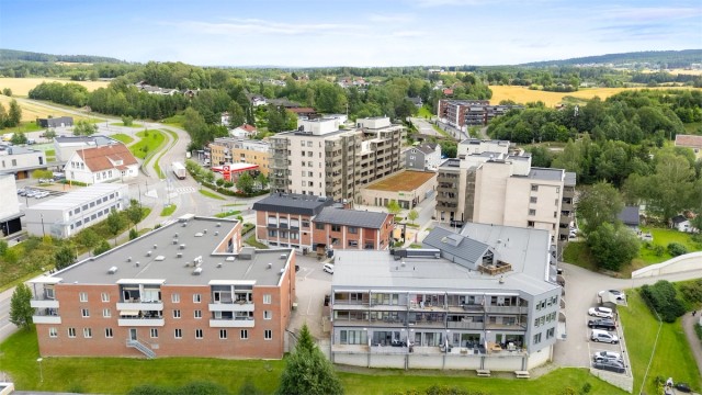 Nærmeste bussholdeplass ligger kun 100 meter unna, med gode forbindelser.
