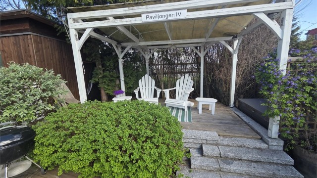 Paviljongen IV med sitteplasser kommer godt med om det skulle komme en skur