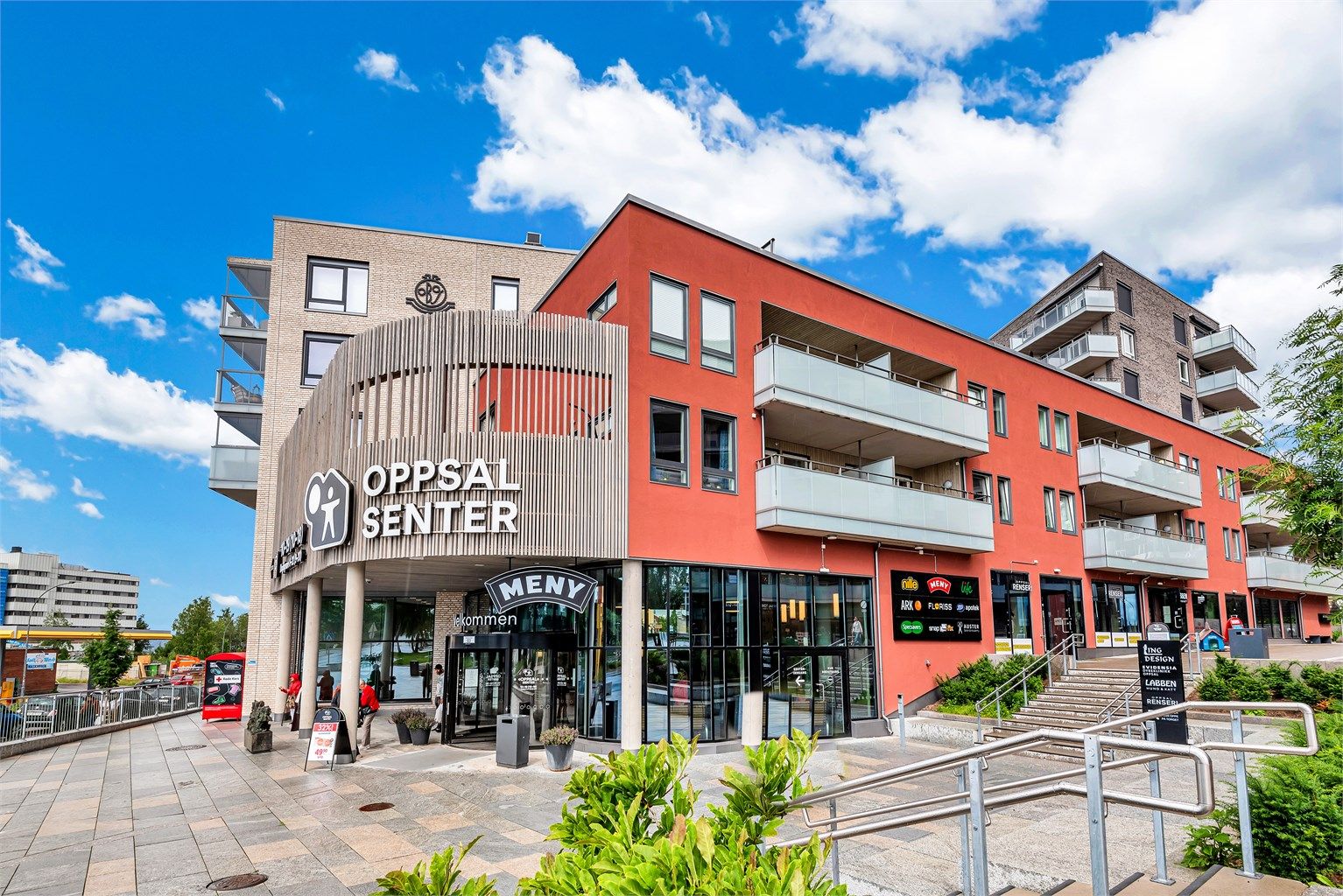 Nærhet til Oppsal senter med daglighandel, diverse forretninger, legesenter, tannlege, frisør og serveringssteder. 