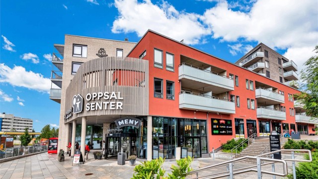 Nærhet til Oppsal senter med daglighandel, diverse forretninger, legesenter, tannlege, frisør og serveringssteder.