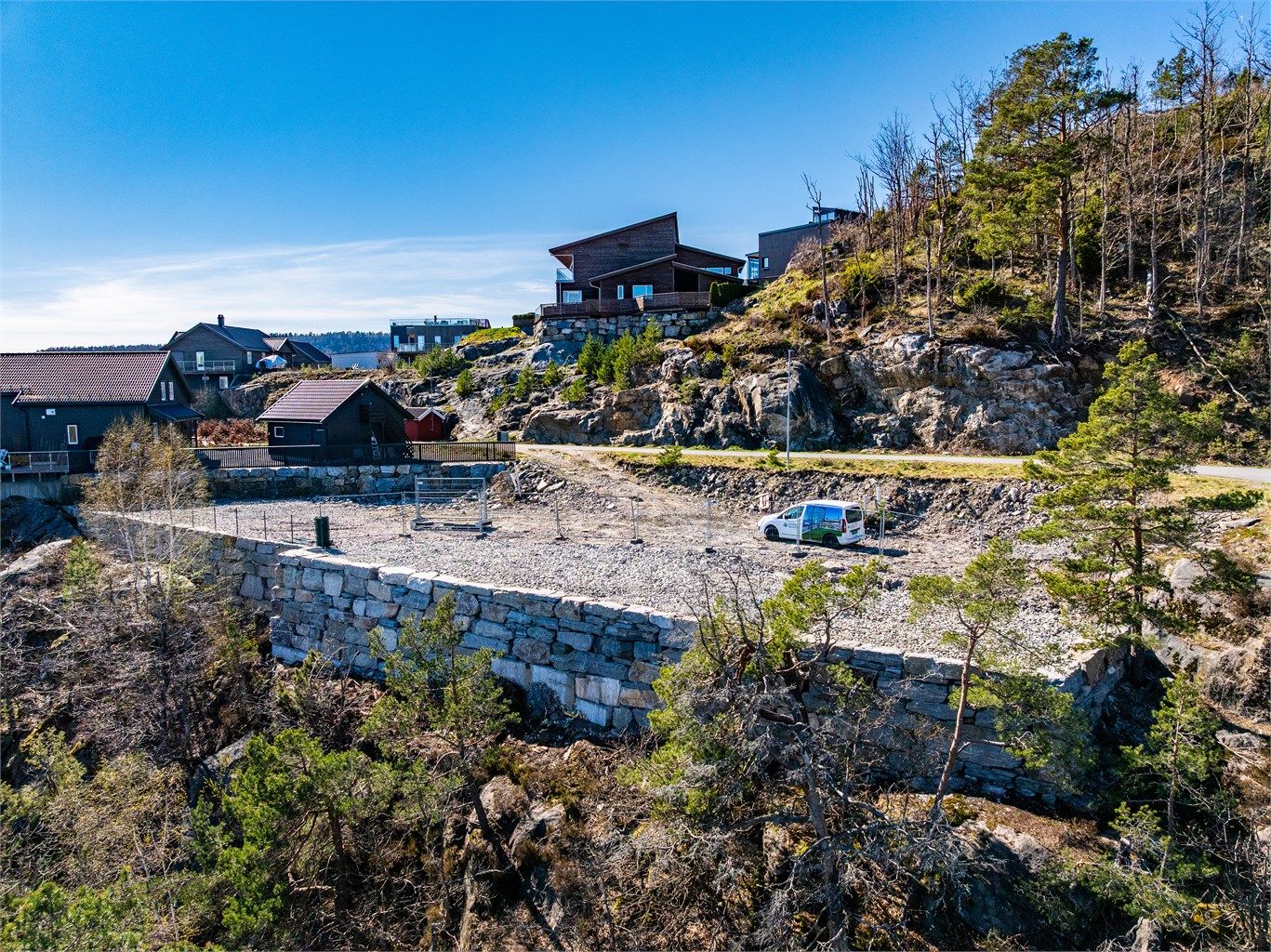 Det er flott opparbeidet med mur for bedre utnyttelse av tomtearealet.