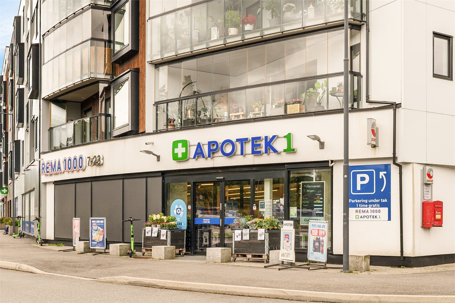 - Tar man heisen ned i garasjen kan man gå tørrskodd til Rema 1000 og Apotek 1 fra leiligheten -