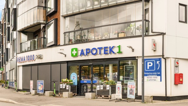 - Tar man heisen ned i garasjen kan man gå tørrskodd til Rema 1000 og Apotek 1 fra leiligheten -