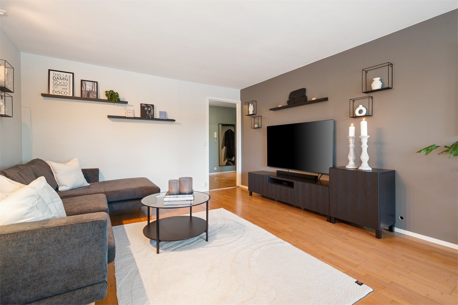  Stuen har slette overflater, 3-stavs parkett og en takhøyde på ca. 2,4 m, som gir en luftig romfølelse. 