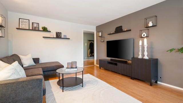 Stuen har slette overflater, 3-stavs parkett og en takhøyde på ca. 2,4 m, som gir en luftig romfølelse.