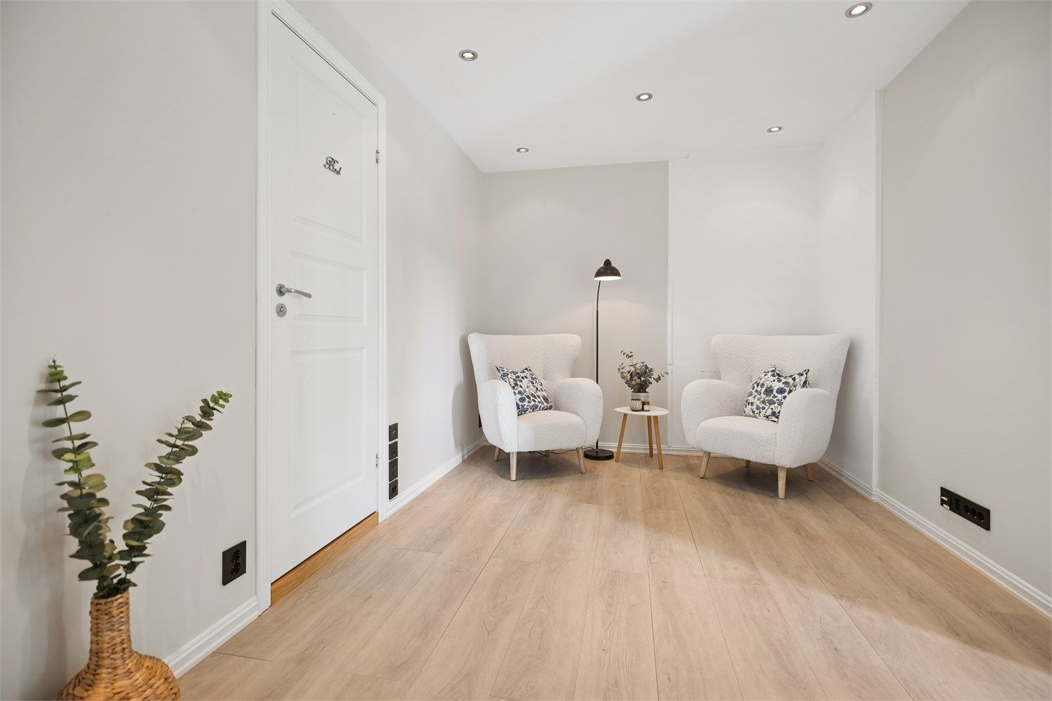 I 1. etasje er det en hyggelig hall som kan møbleres med en sittegruppe eller brukes til Tv-/lekekrok for barna. Rommet har pipe for mulighet til å installere peis.