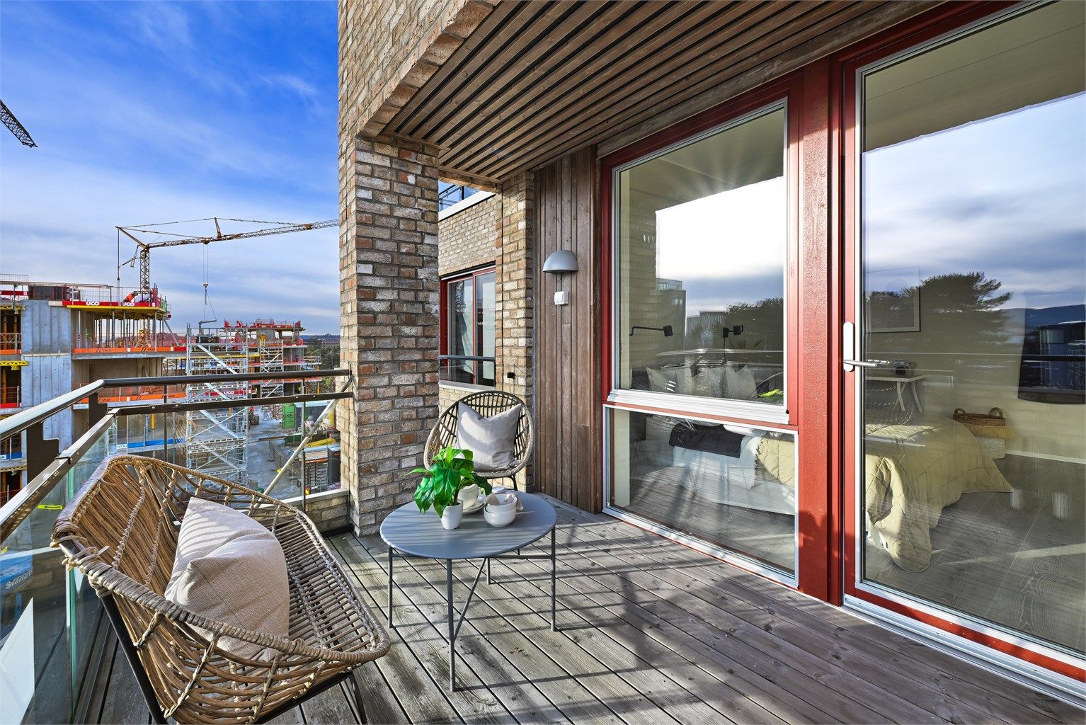 Gulvflatene er belagt med terrassebord og rekkverket er av metall og glass. Her er også utebelysning