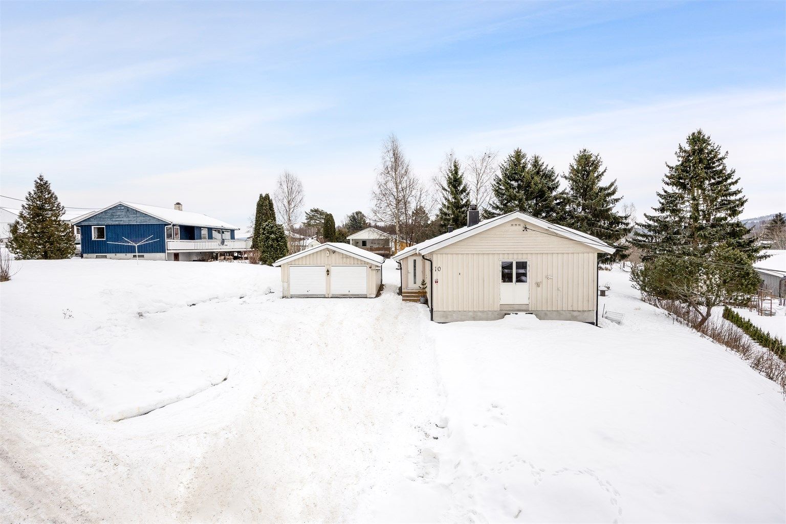 Herfra er det kun fem minutters kjøring til Aurskog sentrum med dagligvarebutikker og andre servicetilbud.