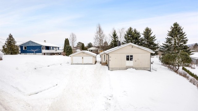 Herfra er det kun fem minutters kjøring til Aurskog sentrum med dagligvarebutikker og andre servicetilbud.