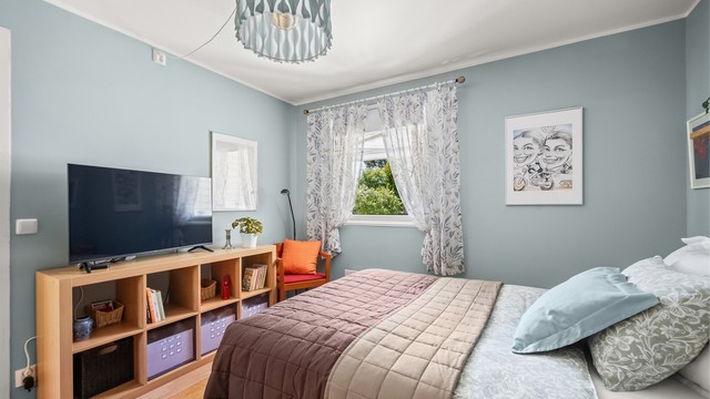I tillegg til dobbeltseng er det plass til garderobeløsning og annet ønsket møblement.