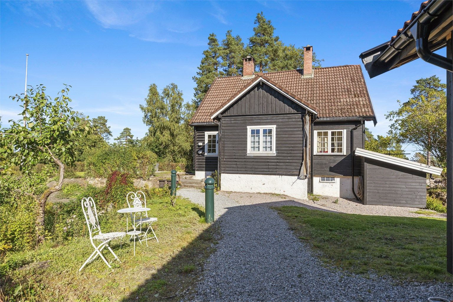 Eiendommen er pent opparbeidet med gressplen, trær, prydbusker og diverse beplantning.  