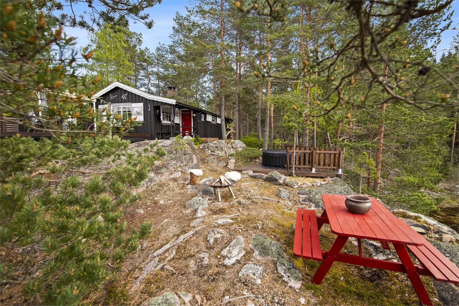 Flere steder på tomten er det tilrettelagt for bålplass og sittegrupper.