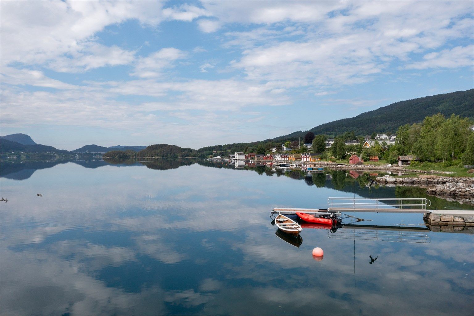 Beliggenheten ved sjøen gir umiddelbar nærhet til padling, bading og dykking i Skodjestraumen