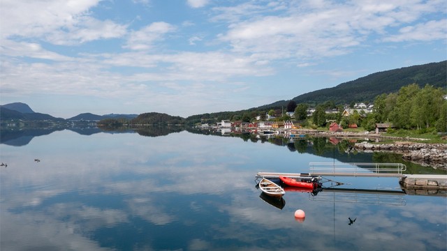 Beliggenheten ved sjøen gir umiddelbar nærhet til padling, bading og dykking i Skodjestraumen