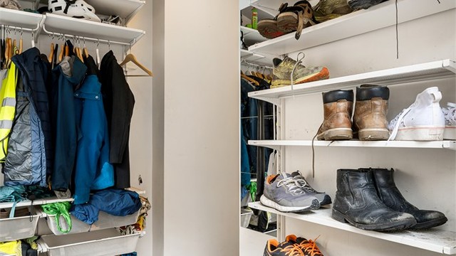 Velkommen inn! Romslig yttergang med god plass til oppbevaring av yttertøy og sko.