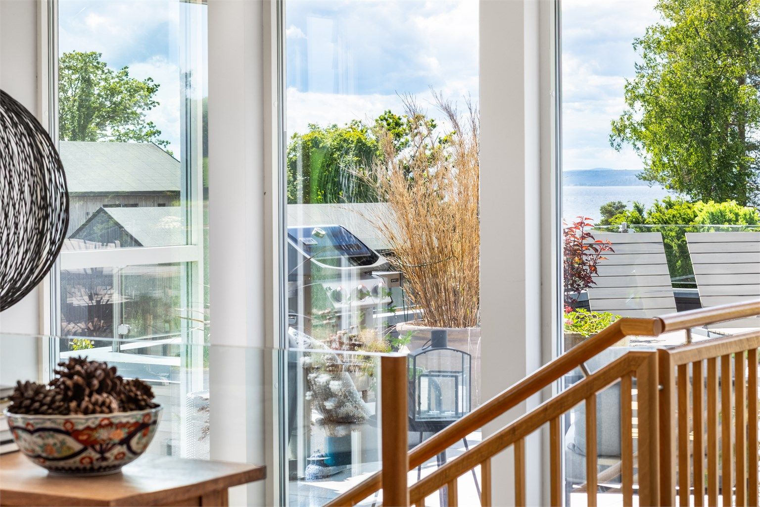 Dobbelt, herdet glass både i stuen og rundt terrassen er ivaretagende av utsikten.