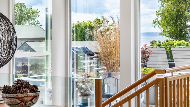 Dobbelt, herdet glass både i stuen og rundt terrassen er ivaretagende av utsikten.