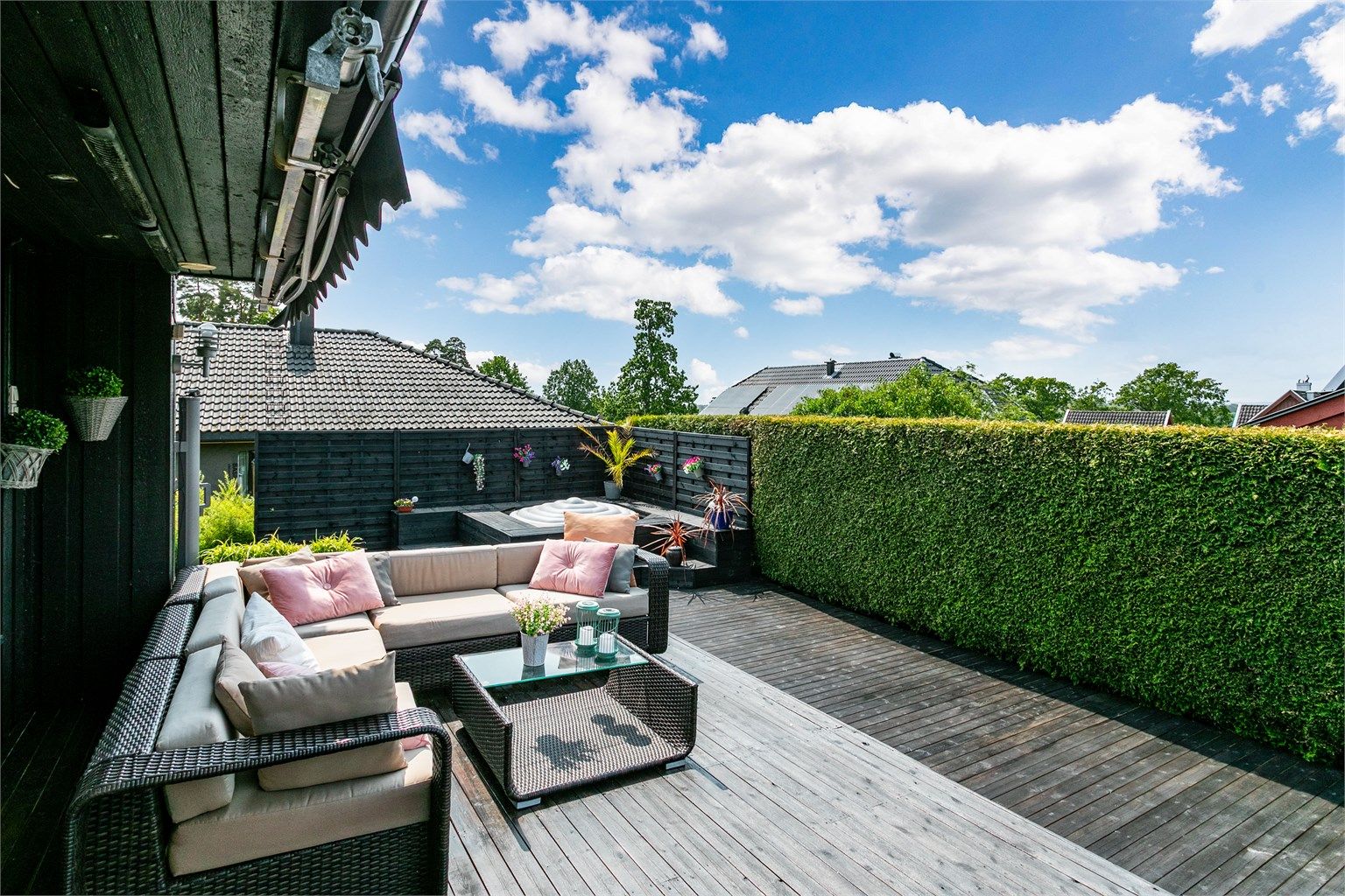 Solforholdene er upåklagelige; på terrassen er det sol det meste av dagen, sommerstid frem til sen kveld.