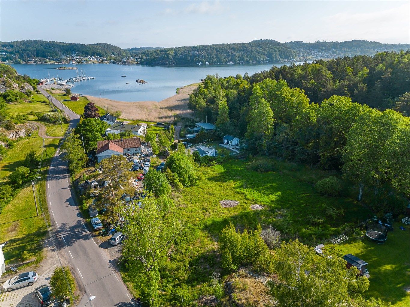 Tomten ligger med utsikt mot deler av Vrengensundet og med en umiddelbar nærhet til sjø og vakker skjærgård.
