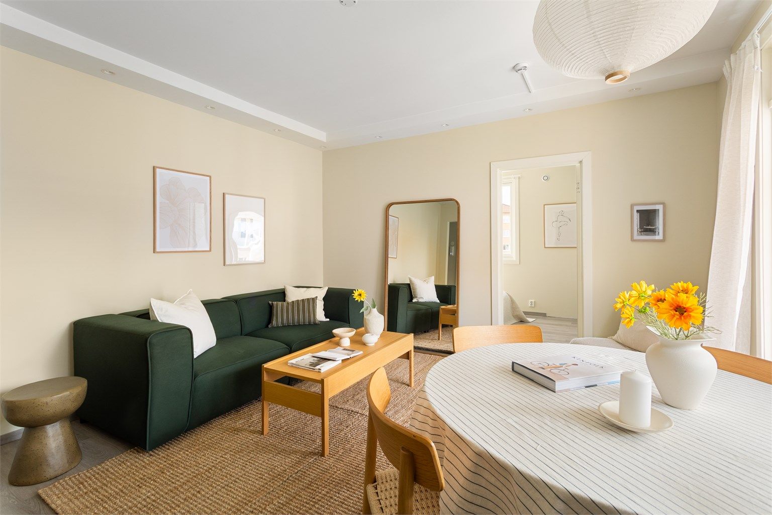 Stuen har innfelte downlights i himling. Det elektriske anlegget ble oppgradert med nye kurser, stikkontakter og spotter i 2021.