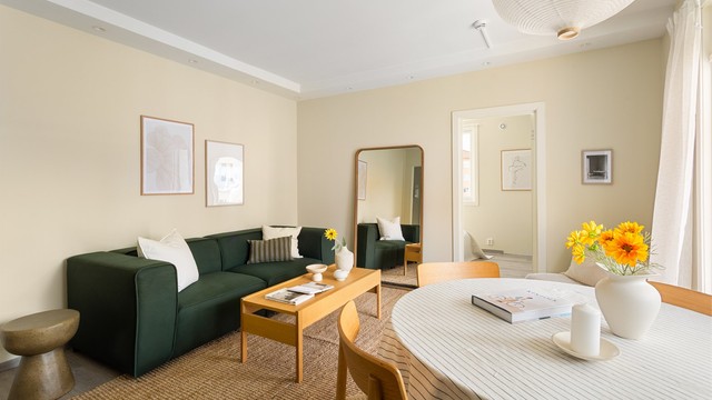 Stuen har innfelte downlights i himling. Det elektriske anlegget ble oppgradert med nye kurser, stikkontakter og spotter i 2021.