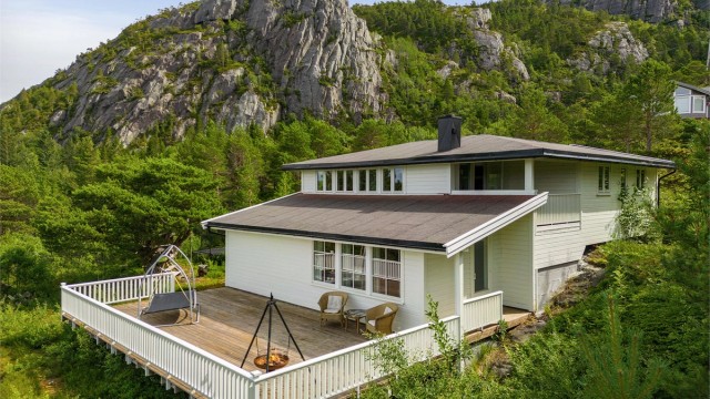 Velkommen til Skjærvikhaugan 23 - og denne flotte hytta beliggende i et rolig og idyllisk område i Fevåg!