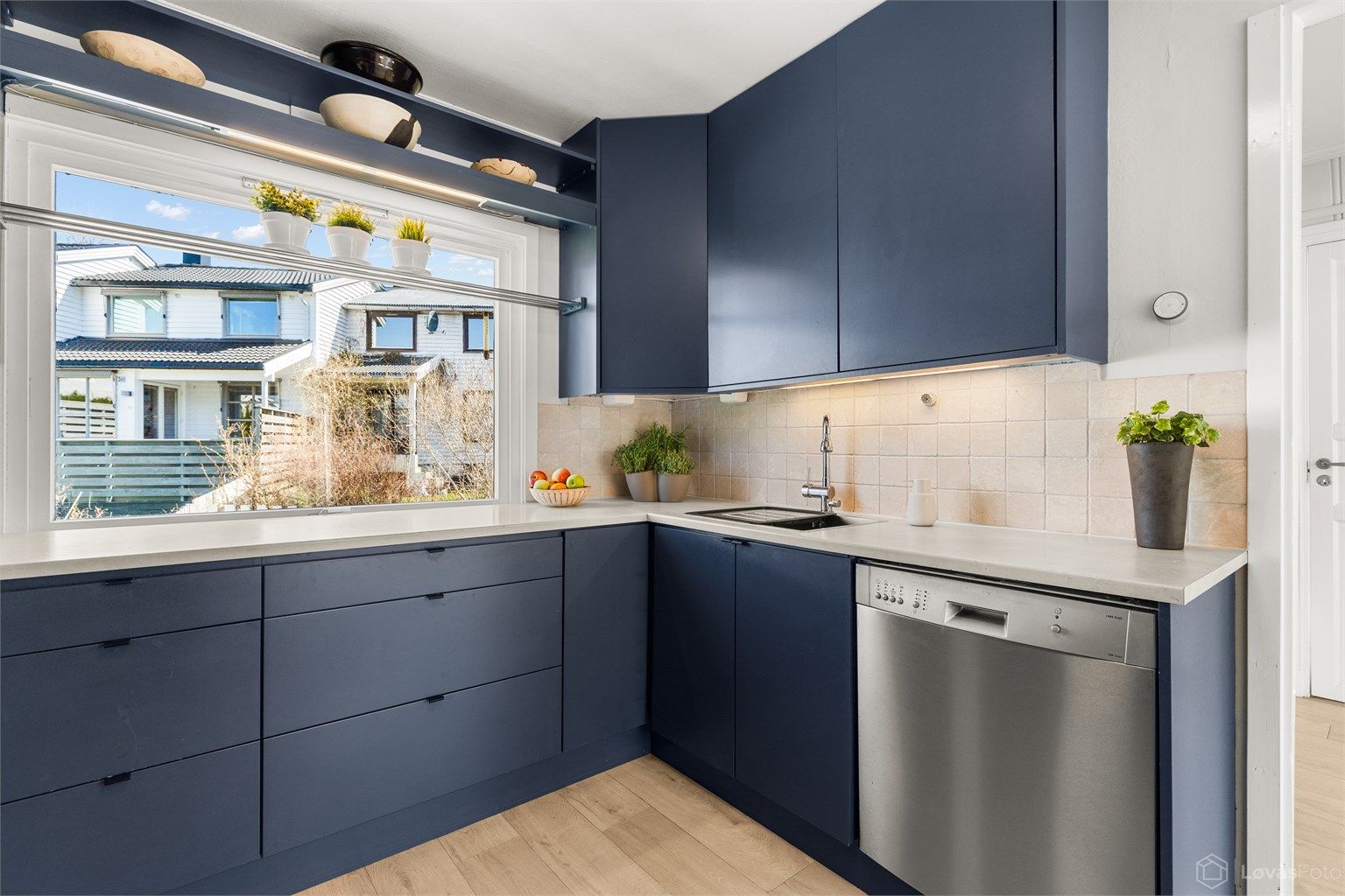 Godt med benke- og skapplass, samt praktisk benkeskapsbelysning.