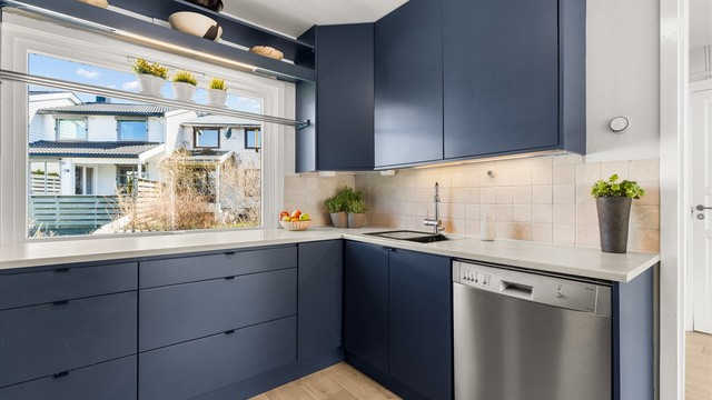 Godt med benke- og skapplass, samt praktisk benkeskapsbelysning.