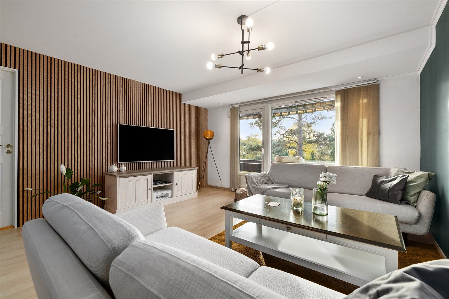 Stue - noe downlights i himling - gulv fra 2024 - moderne farger på vegger