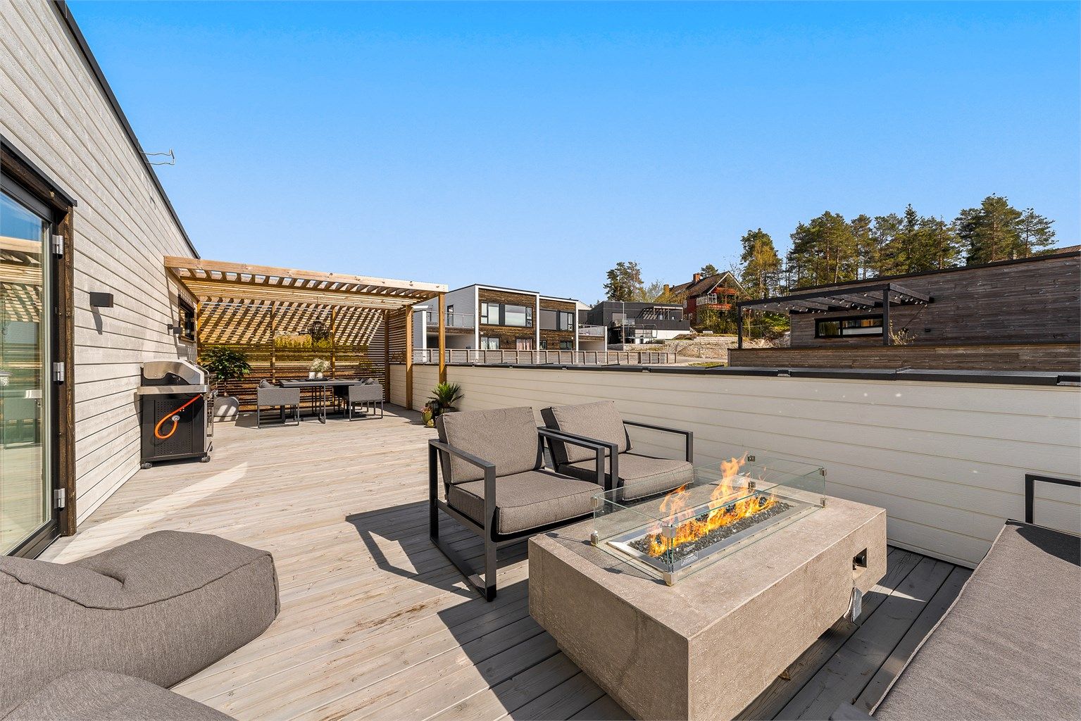 Flott terrasse på ca. 47 kvm med pergola og flere sittesoner