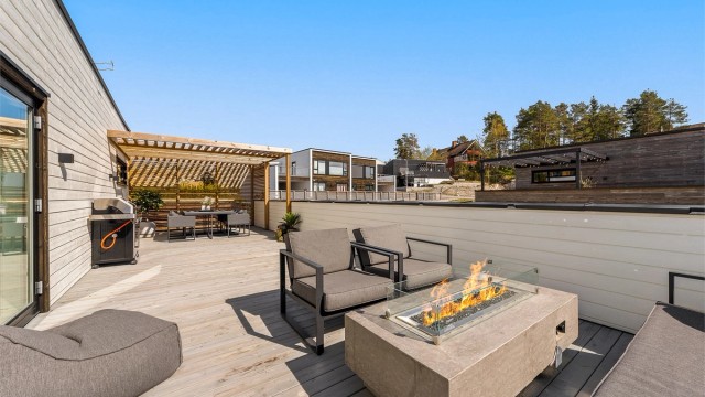 Flott terrasse på ca. 47 kvm med pergola og flere sittesoner
