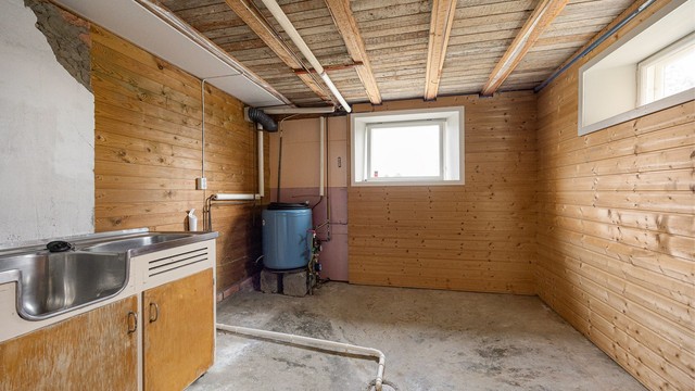 Vaskekjeller i underetasjen med opplegg for vaskemaskin og utslagsvask.