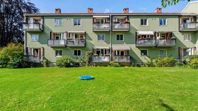 Ullevålsletta Boligsameie har store, opparbeidede fellesarealer med plen og beplantning.