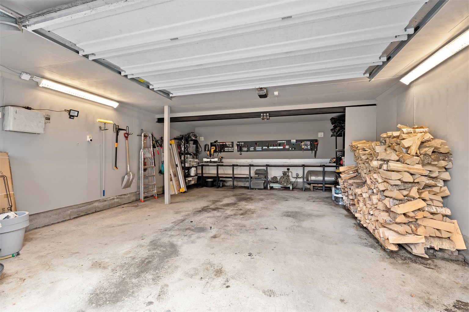 Garasjen passer ypperlig for deg som har litt verktøy og/eller behov for ekstra oppbevaring. 