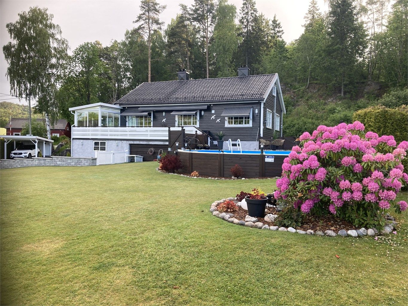LYKELIG PÅ LANDET Om sommeren står blomster i hagen i full flor. Det er flere steder å oppholde seg på terrasser og i hagen.